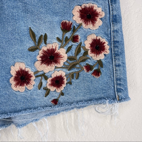 ✨TopShop Moto | Floral Embroidered Mom Denim Jean Shorts - Picture 8 of 9